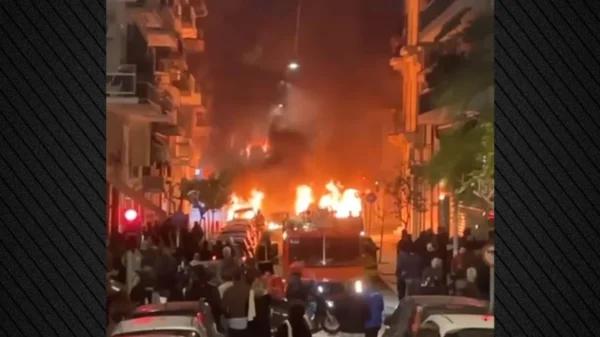 Επεισόδια στα Εξάρχεια: Εικόνες καταστροφής από τις φωτιές και τις μολότοφ, κάηκαν 21 αυτοκίνητα, τραυματίστηκε αστυνομικός – 72 προσαγωγές – Βίντεο