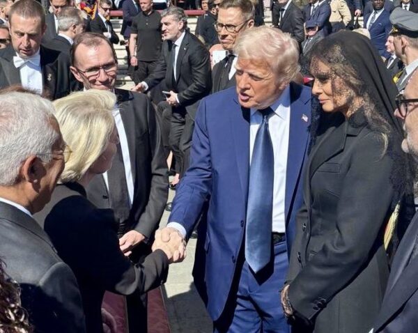 Φον ντερ Λάϊεν – Τράμπ: Αντάλλαξαν χειραψία και συμφώνησαν να συναντηθούν