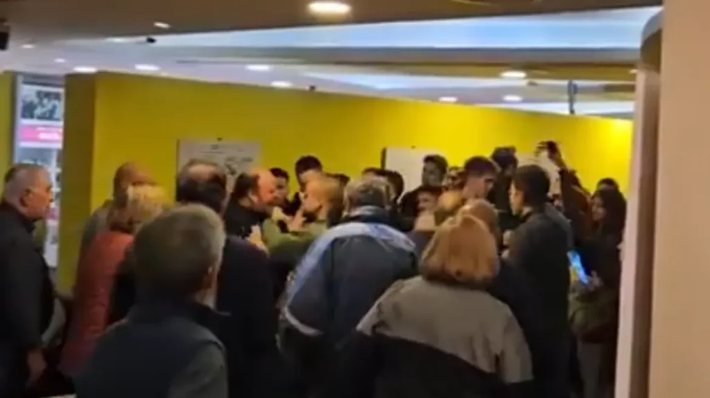 «Έξω οι τραμπούκοι»: Επεισόδια στον Ιανό σε συζήτηση για τα Τέμπη – Εισέβαλε ομάδα νεαρών, πέταξαν τρικάκια (βίντεο)