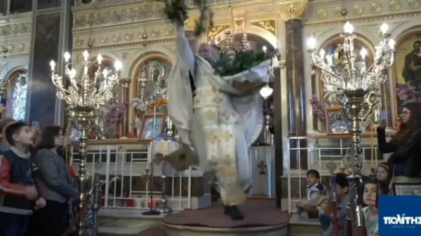 O viral «ιπτάμενος» ιερέας από τη Χίο έκλεψε και φέτος την παράσταση στην Πρώτη Ανάσταση- Βίντεο