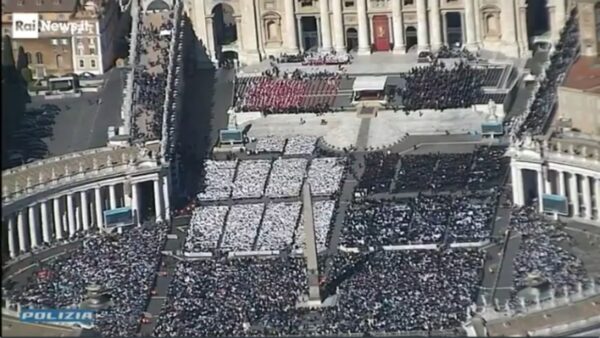 Η κηδεία του Πάπα Φραγκίσκου – Πάνω από 250.000 πιστοί στο τελευταίο αντίο – «Έδωσε τον εαυτό του μέχρι το τέλος»