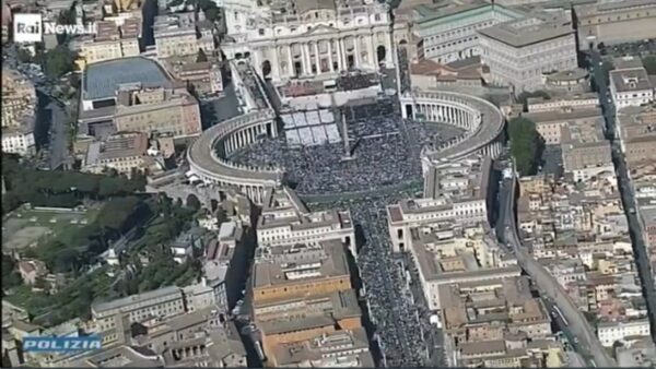 Πάπας Φραγκίσκος: Ετάφη στην  αγαπημένη του εκκλησία – Πάνω από 250.000 πιστοί συγκεντρώθηκαν για να το ύστατο χαίρε – Βίντεο