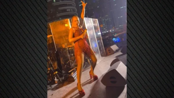 Η Κόνι Μεταξά τραγουδάει «Τρύπες» στο Ντουμπάι – Δείτε το βίντεο