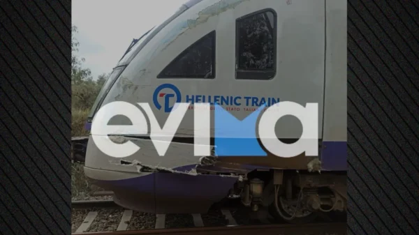 Χαλκίδα: Σύγκρουση τρένου με φορτηγό που παραβίασε τη διάβαση στα Ναυπηγεία – Εικόνες