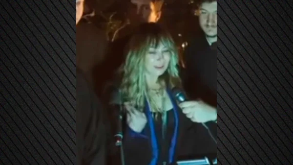 Η Μελίνα Ασλανίδου ψάλλει το «Ω γλυκύ μου έαρ» – Βίντεο