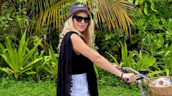 Η Ελένη Μενεγάκη ποζάρει κάνοντας ποδήλατο – Φωτογραφίες