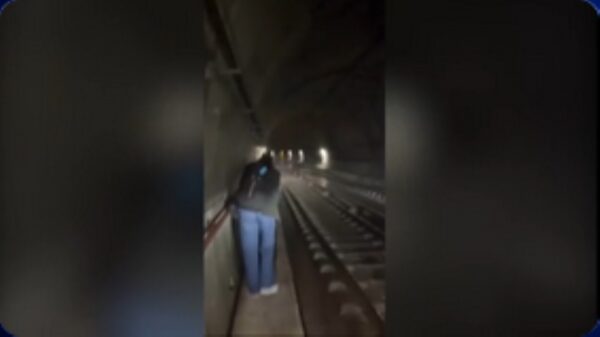 «Επιβάτες άνοιξαν εσφαλμένα τη θύρα», λέει η ΣΤΑΣΥ για την εκκένωση συρμού που είχε ακινητοποιηθεί μέσα σε τούνελ