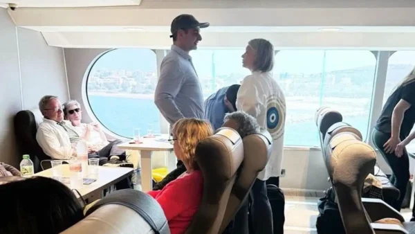 Κυριάκος Μητσοτάκης: Αναχώρησε για την Τήνο με το πλοίο της γραμμής για τις γιορτές του Πάσχα