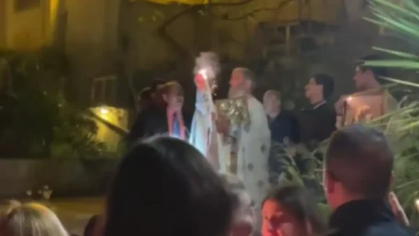 Ανάσταση στην Κεφαλονιά: Viral το βίντεο με τον παπά να ανάβει δυναμιτάκι μετά το «Χριστός Ανέστη»