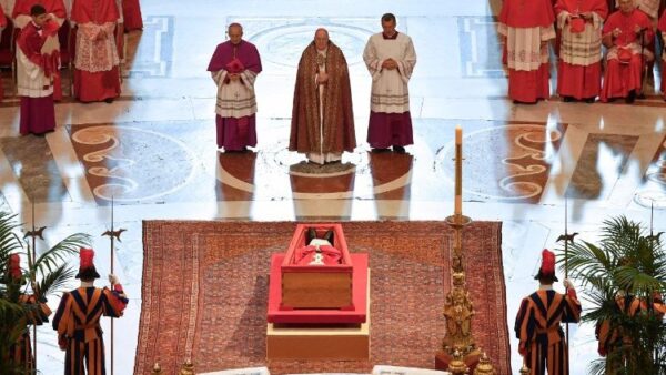 Στη Bασιλική του Αγίου Πέτρου η σορός του Πάπα Φραγκίσκου –  Συρρέουν χιλιάδες πιστοί στο Βατικανό για το λαϊκό προσκύνημα