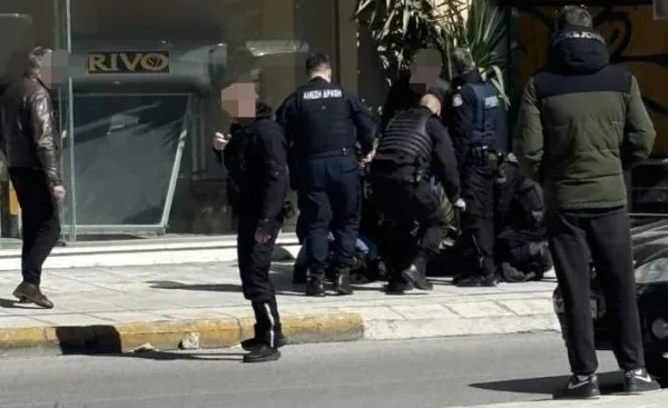 Πάτρα: «Πρωτάρης» ο 54χρονος ληστής της τράπεζας – Ψεύτικα τα δύο όπλα – Πιάστηκε επ΄αυτοφώρω – Βίντεο