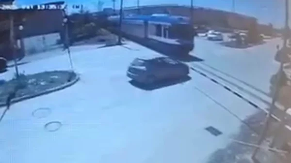 Πάτρα: Από εφημερία 36 ωρών επέστρεφε η γιατρός που παραβίασε την μπάρα και συγκρούστηκε με τον προαστιακό – «Δεν θυμάμαι τίποτα», λέει (βίντεο)