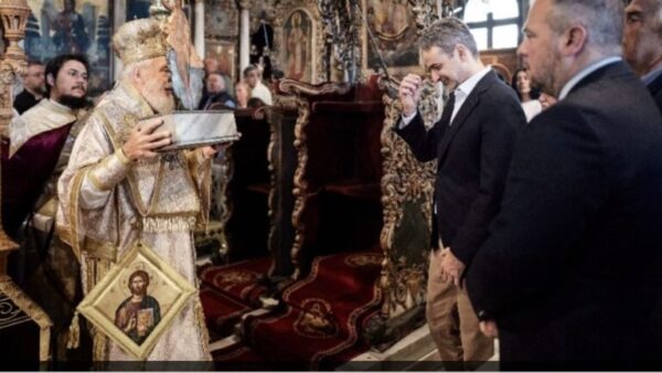 Στην Τήνο ο Κυριάκος Μητσοτάκης, παρακολούθησε την πρώτη Ανάσταση στον Ιερό Ναό Ευαγγελιστρίας – Το μήνυμα του Μητροπολίτη Σύρου