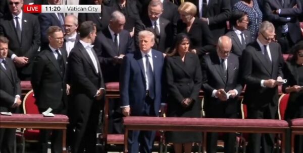 Πώς η Μελάνια έσωσε τον Τραμπ από μια αμήχανη στιγμή στην κηδεία του πάπα Φραγκίσκου (βίντεο)