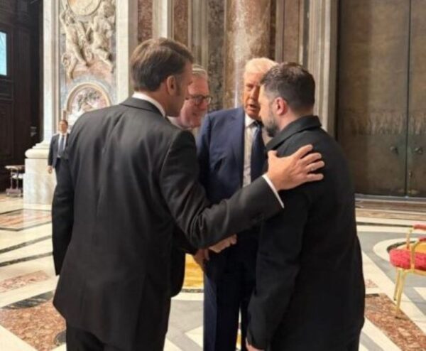 Τραμπ σε Μακρόν: «Δεν πρέπει να είσαι εδώ» – Ειδικός «διάβασε» τα χείλη και  αποκαλύπτει τον διάλογο στη Βασιλική του Αγίου Πέτρου