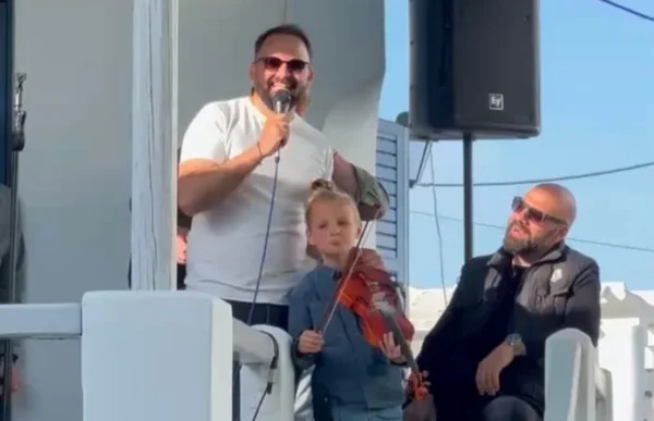 Ο 6χρονος βιολιτζής, που εντυπωσίασε στο πανηγύρι στον Κέχρο της Τήνου (βίντεο)