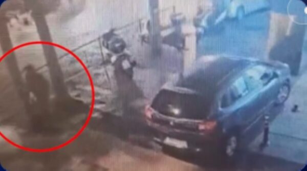 Hellenic Train: Η στιγμή που ο τρομοκράτης αφήνει την τσάντα με τη βόμβα έξω από τα γραφεία της εταιρείας – Βίντεο