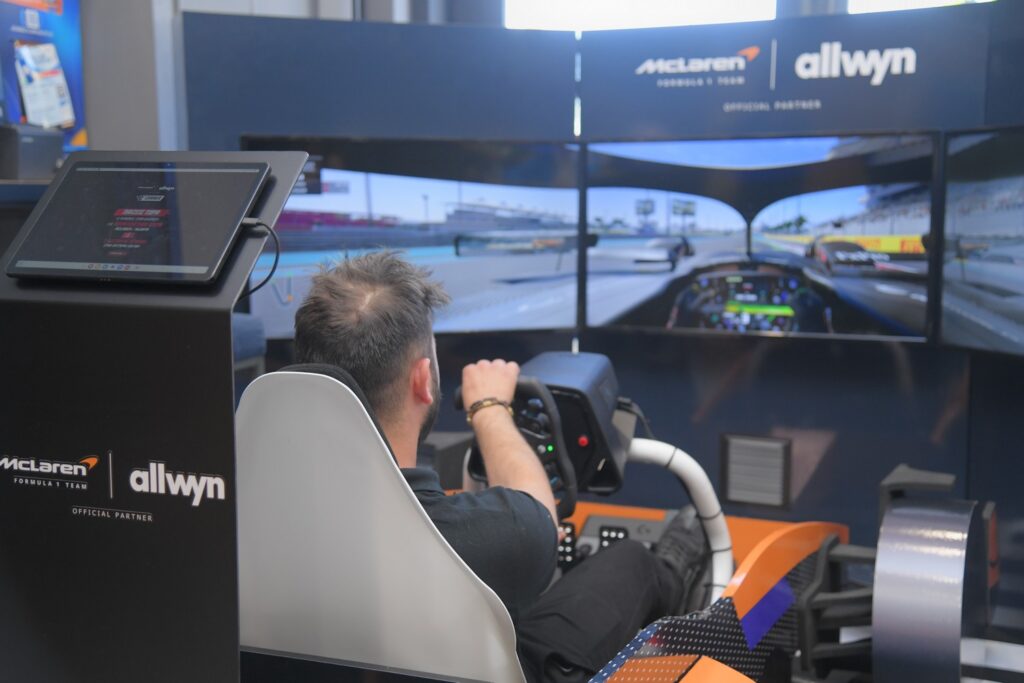 Η αυθεντική εμπειρία της Formula 1 στα καταστήματα ΟΠΑΠ – Γίνε πιλότος σε αγωνιστικό μονοθέσιο και νιώσε την αδρεναλίνη κάθε πίστας στον πιο εξελιγμένο προσομοιωτή της ομάδας McLaren F1