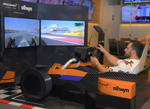 Ραντεβού σε ένα κατάστημα ΟΠΑΠ για μια αυθεντική εμπειρία Formula 1 –  Γίνε πιλότος σε αγωνιστικό μονοθέσιο με τον προσομοιωτή της ομάδας McLaren F1