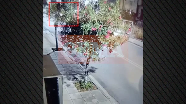 Άνω Λιόσια: Βίντεο ντοκουμέντο από το μαφιόζικο χτύπημα κατά του οδηγού της θωρακισμένης Mercedes – Οι δράστες «γάζωσαν»  το ΙΧ με 40 σφαίρες