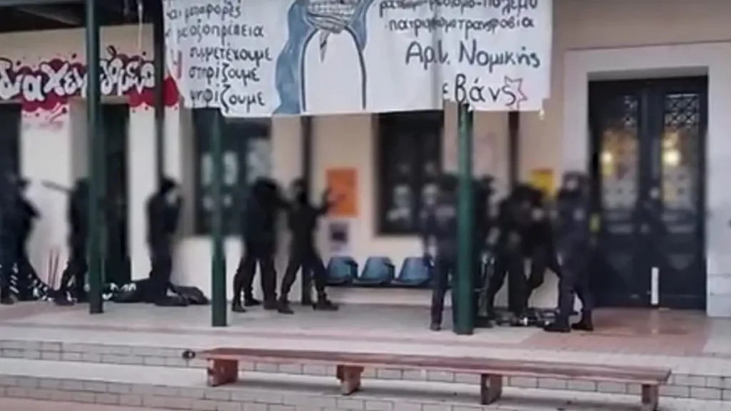 Νομική Σχολή Αθηνών: Έφοδος της αστυνομίας για την εκκένωση χώρου υπό κατάληψη – Βίντεο από τις έρευνες