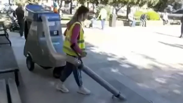 Σέρρες: Οι υπάλληλοι καθαριότητας δεν χρησιμοποιούν τα ηλεκτρικά χειραμαξίδια, γιατί φοβούνται ότι έχουν GPS και θα τους εντοπίζουν!  (βίντεο)