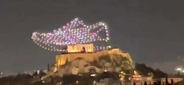 Εισαγγελική παρέμβαση για το drone show με φόντο την Ακρόπολη – Υπήρχε άδεια για τη διοργάνωση στο Ζάππειο, λέει η Αρχή Πολιτικής Προστασίας