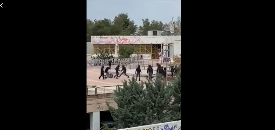 Ζωγράφου: Βίντεο από την συμπλοκή κουκουλοφόρων στην Πολυτεχνειούπολη και τον άγριο ξυλοδαρμό άνδρα με λοστούς