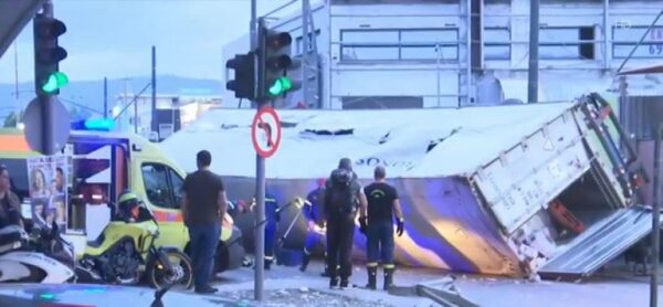 Φορτηγό έπεσε από τη γέφυρα της Πέτρου Ράλλη στη Θηβών – Τραυματίστηκε ο οδηγός – Δείτε βίντεο