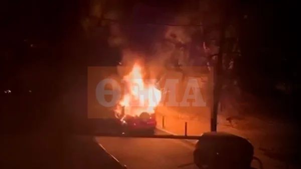 Παγκράτι: Μυστήριο με άνδρα που βρέθηκε απανθρακωμένος  σε αυτοκίνητο – Ήταν ξαπλωμένος στο κάθισμα – Βίντεο από τη φωτιά