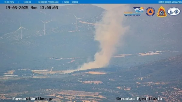 Φωτιά στη Ριτσώνα: Μήνυμα του 112 και για Μαρκόπουλο– «Κλείστε πόρτες και παράθυρα»