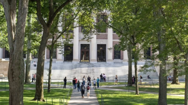 Στην αντεπίθεση το Χάρβαρντ: Μήνυσε την κυβέρνηση Τραμπ για να σταματήσει την απαγόρευση εγγραφής ξένων φοιτητών