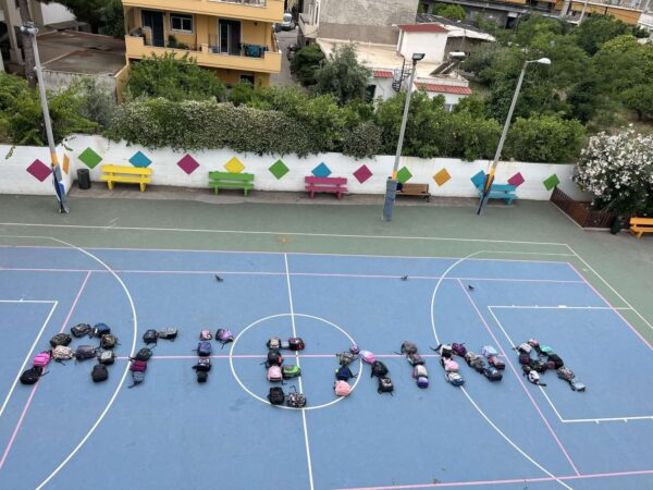 Καλλιθέα: Σχημάτισαν με τις τσάντες το όνομα της 7χρονης οι συμμαθητές της –  Ο συγκινητικός αποχαιρετισμός