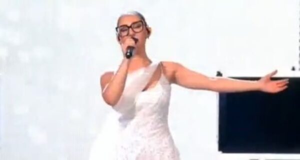 Klavdia: Βίντεο από την εντυπωσιακή εμφάνιση της και την έκπληξη με την  αλλαγή του φορέματος