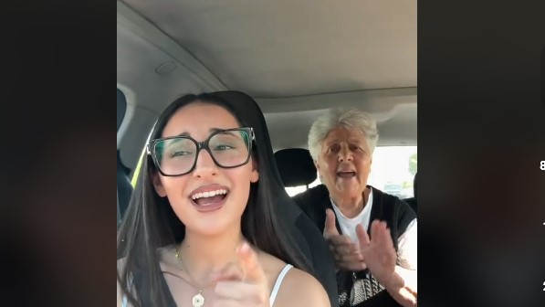 H Klavdia τραγουδάει με τη γιαγιά της – Το βίντεο στο TikTok