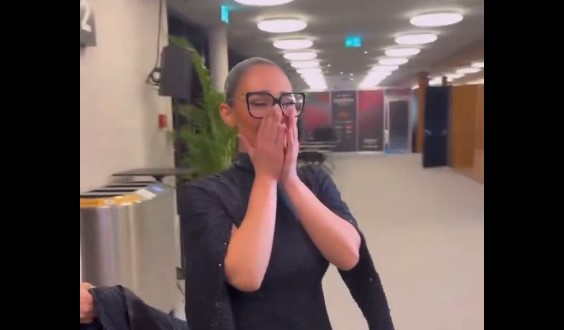 Eurovision 2025: Ξέσπασε σε κλάματα η Klavdia μετά την εμφάνιση της στον Β’ Ημιτελικό