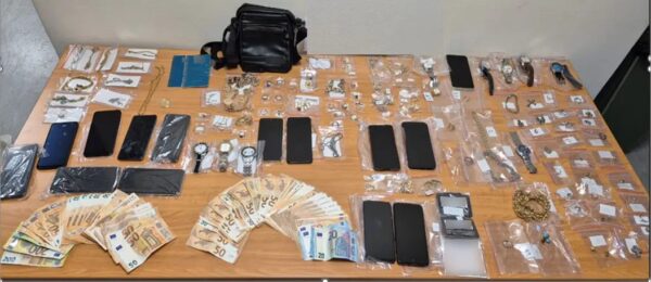 Εξαρθρώθηκε σπείρα που τα μέλη της απασχολούσαν τους ηλικιωμένους στο ισόγειο και «ξάφριζαν» τα σπίτια τους – Βίντεο από τη δράση τους
