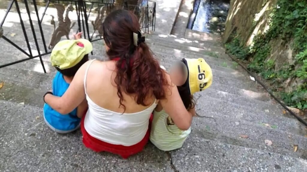 Λάρισα: Προφυλακίστηκε η 32χρονη μητέρα για την κακοποίηση των παιδιών της – Στον εισαγγελέα ο 50χρονος φίλος της