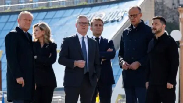 Το Ελιζέ διέψευσε  ότι δήθεν Μακρόν  και Μερτς έκαναν κοκαίνη στο τρένο για το Κίεβο – Τα βίντεο που πυροδότησαν τις θεωρίες συνωμοσίας