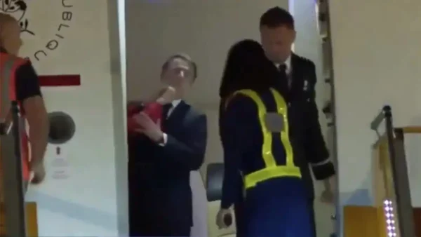 Σάλος από το χαστούκι της Μπριζίτ στον Εμανουέλ Μακρόν κατά την άφιξη τους στο Βιετνάμ – Τους «τράβηξαν» οι κάμερες – Βίντεο