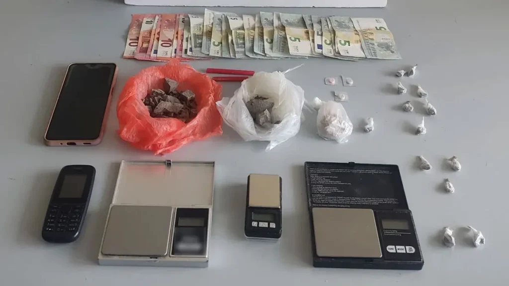 Συνελήφθη 29χρονη ψυχίατρος για διακίνηση ναρκωτικών – Η Αλίκη, οι καβάτζες , τα «κουμπιά» και τα «τζιτζίκια» – Πουλούσε ηρωίνη ακόμα και με το …ασθενοφόρο!