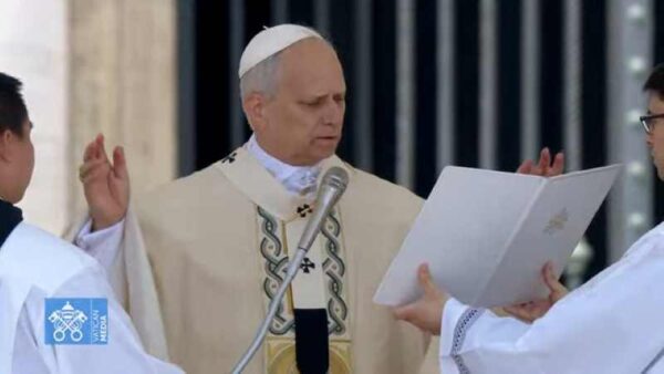 Βατικανό: Η τελετή ενθρόνισης του Πάπα Λέοντα ΙΔ΄- «Με επέλεξαν χωρίς να έχω καμία αξία – Με φόβο και τρόμο προσέρχομαι σε εσάς ως αδελφός» (εικόνες&βίντεο)