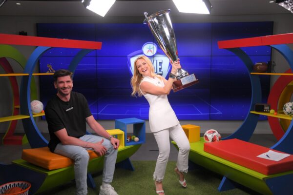 O Γιώργος Πετρέας με την κούπα του Πρωταθλητή στο ΟΠΑΠ Game Time