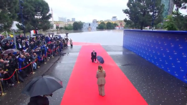 Αλβανία: Ο Έντι Ράμα γονάτισε για να υποδεχθεί τη Μελόνι – Η αντίδραση της – Βίντεο