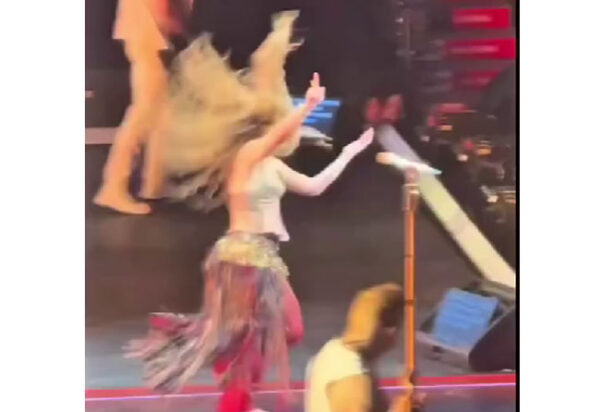 Η Σακίρα έφαγε τούμπα στη σκηνή και αποθεώθηκε για την αντίδρασή της – Βίντεο