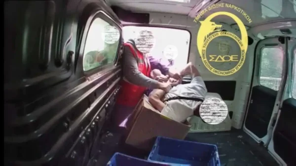 Στέλεχος του ΣΔΟΕ έκανε τον κούριερ και συνέλαβε 38χρονο που πήγε να παραλάβει δέμα με ναρκωτικά (βίντεο)