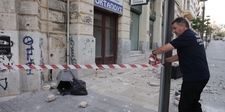 Κρήτη: Βίντεο από τη στιγμή του σεισμού των 6,1 Ρίχτερ – Ζημιές σε κτίρια από τη δόνηση και κατολισθήσεις – Τι λένε οι σεισμολόγοι (βίντεο)