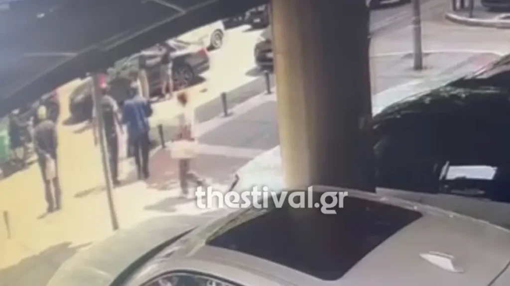 Θεσσαλονίκη: Άγριος ξυλοδαρμός 36χρονου μπροστά στον 3χρονο γιο του – Βίντεο ντοκουμέντο από την επίθεση
