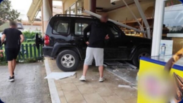 Κως: 50χρονος με τζιπ έπεσε πάνω σε τζαμαρία φούρνου & τραυμάτισε θανάσιμα Αγγλίδα τουρίστρια – Στην εντατική ο σύζυγος της (βίντεο)