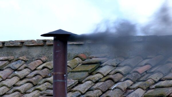 Κονκλάβιο: Μαύρος καπνός ξανά – Χωρίς αποτέλεσμα και η τρίτη ψηφοφορία για την εκλογή του Πάπα